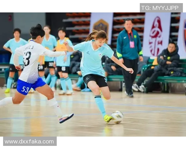 美女与足球明星亲密互动瞬间视频分享引发热议 美女与足球明星亲密互动瞬间视频分享引发热议